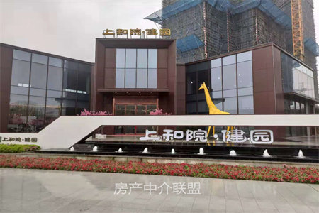 精装修,三室朝阳,带车库,证满两年117平92万